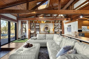 Casa, várias camas, cozinha (Cedar Nest) | Área de estar | TV de tela plana 42 polegadas com canais digitais