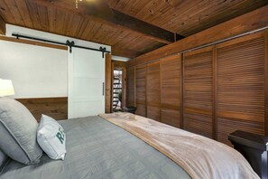3 bedrooms, individually decorated, individually furnished, free WiFi - Cedar Nest Experience Ozark Magic in Sunrise Beach (Sunrise Beach)