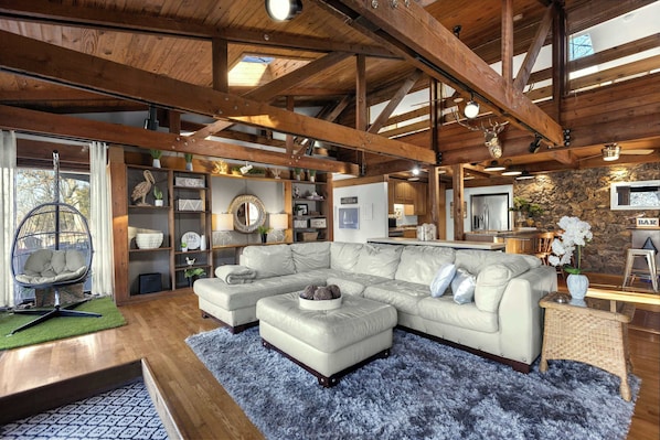 House, Multiple Beds, Kitchen (Cedar Nest) | Living area