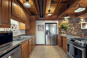 Private kitchen - Cedar Nest Experience Ozark Magic in Sunrise Beach (Sunrise Beach)