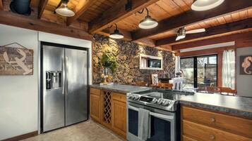 Lemari es, microwave, oven, dan kompor