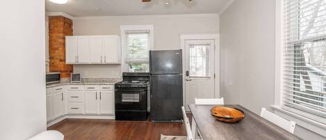 Lemari es, microwave, oven, dan kompor