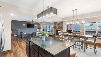 小屋, 多張床, 露台, 花園景 (The Rock at Branson Cove) | 內部