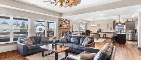 Cabane, plusieurs lits, balcon, vue jardin (The Rock at Branson Cove) | Coin séjour | Télévision à écran plat de 42 pouces avec chaßnes numériques