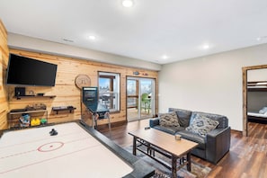 Chalet rustique, Plusieurs lits, balcon, vue sur le jardin (The Rock at Branson Cove) | Salle de jeux