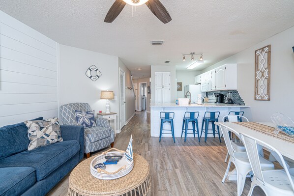 Condo, várias camas, sacada (Nautical Sunset) | Área de estar | TV de tela plana 42 polegadas com canais digitais