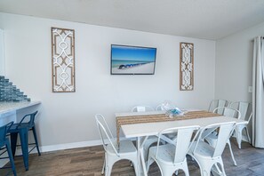 Condo, varias camas, balcón (Nautical Sunset) | Servicio a la habitación