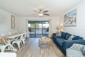 公寓式客房, 多张床, 阳台 (Nautical Sunset) | 起居区 | 42-英寸纯平电视（配备数码频道）