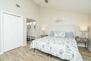 Condo, várias camas, sacada (Nautical Sunset) | 2 quartos, individualmente decorados, individualmente mobiliados