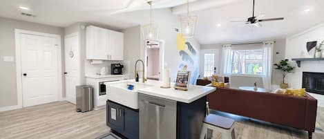 House, Multiple Beds, Pool Access, Pool View (Sageview Cottage) | Interior