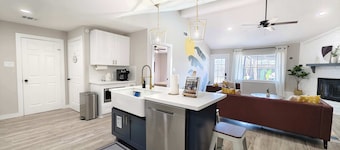 Sageview Cottage 4 BDR w/ Pool, Pet Friendly!