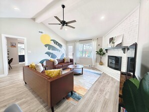 Ferienhaus, Mehrere Betten, Poolzugang, Poolblick (Sageview Cottage) | Wohnbereich | 42-Zoll-Flachbildfernseher mit Digitalempfang, Kamin