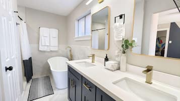 House, Multiple Beds, Pool Access, Pool View (Sageview Cottage) | Bathroom | Deep soaking tub, hair dryer, towels