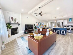 Living area - Sageview Cottage 4 BDR w/ Pool, Pet Friendly! (Houston)
