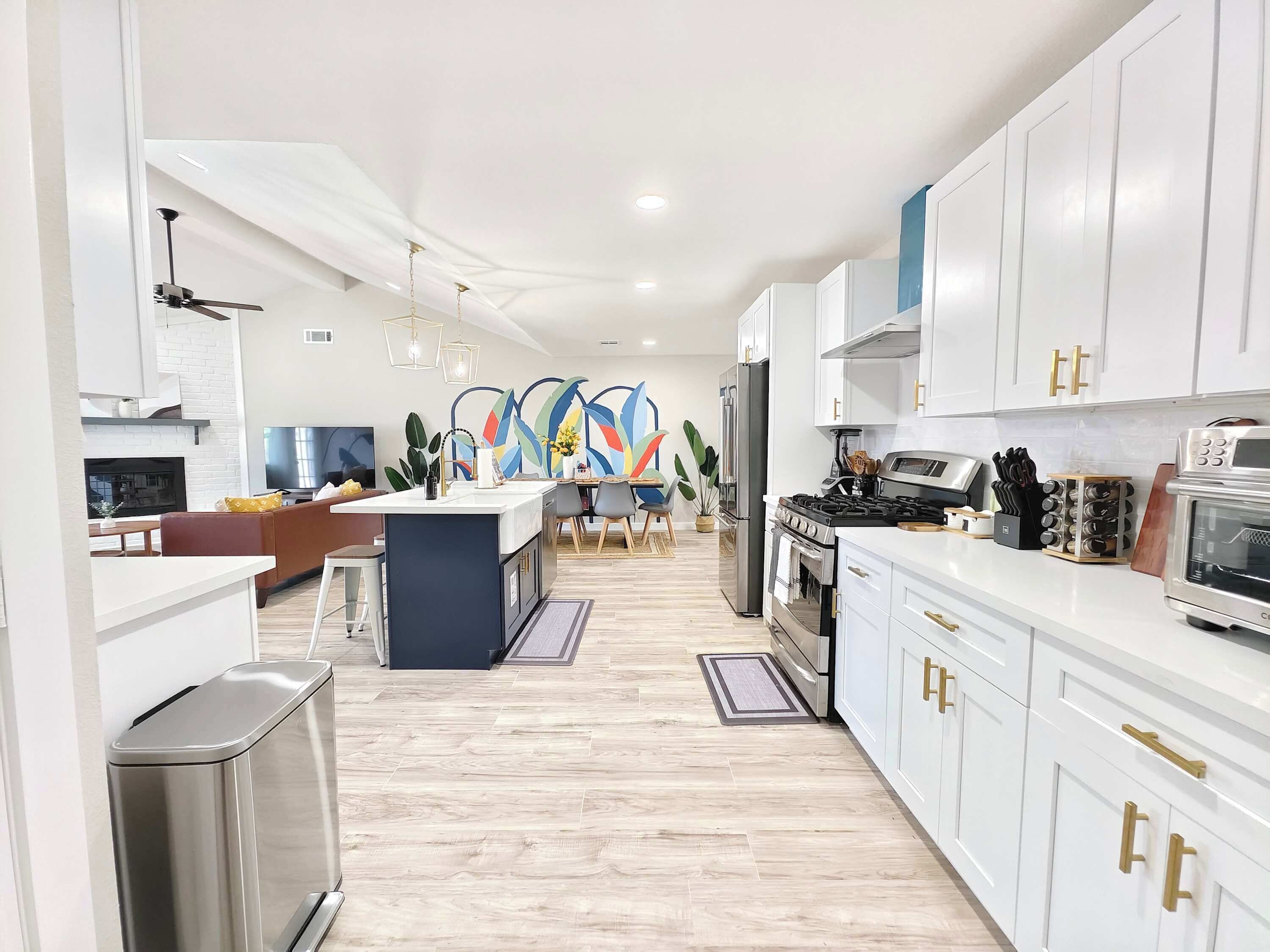 Casa, varias camas, acceso a la alberca, vista a la alberca (Sageview Cottage) | Cocina privada | Refrigerador, microondas, horno y parrilla de estufa 