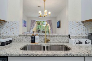 Lägenhet - flera sängar - balkong - utsikt mot trädgården (Playful Paradise At Windsor Hills) | Interiör