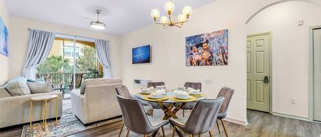 Lägenhet - flera sängar - balkong - utsikt mot trädgården (Playful Paradise At Windsor Hills) | Interiör