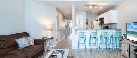 Condo, várias camas, sacada (Pina Colada Paradise) | Área de estar | TV de tela plana 42 polegadas com canais digitais