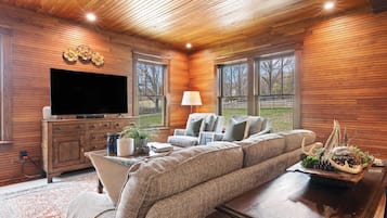 Casa, varias camas, patio, vista al jardín (Leiper's Retreat) | Área de sala de estar | Televisión de pantalla plana de 42 pulgadas con canales digitales