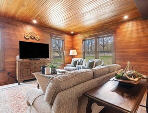 Casa, varias camas, patio, vista al jardín (Leiper's Retreat) | Área de sala de estar | Televisión de pantalla plana de 42 pulgadas con canales digitales 