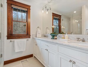 House, Multiple Beds, Patio, Garden View (Leiper's Retreat) | Bathroom | Towels