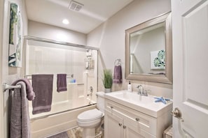 Condo, 1 King Bed with Sofa bed, Balcony, Garden View (Silver Surf Getaway) | Bathroom | Combined shower/tub, towels