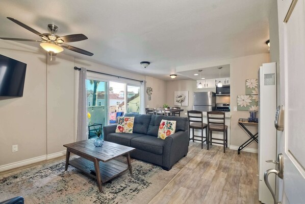 Lägenhet - 1 kingsize-säng med bäddsoffa - balkong - utsikt mot trädgården (Silver Surf Getaway) | Vardagsrum | 42-tums platt-tv med digitalkanaler och eldstad