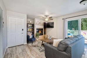 Leilighet, 1 kingsize-seng med sovesofa, balkong, hageutsikt (Silver Surf Getaway) | Oppholdsområde | En 42-tommers Flatskjerm-TV med digitale kanaler samt peis
