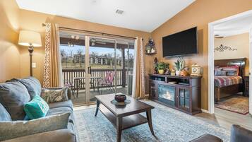 Condo, varias camas, balcón (Stunning Water View) | Área de sala de estar | Televisión de pantalla plana de 42 pulgadas con canales digitales