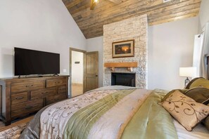 Casa, varias camas, chimenea, vistas a la montaña (Two Pines) | 3 dormitorios, decoración individual, mobiliario individual