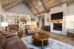 Casa, varias camas, chimenea, vistas a la montaña (Two Pines) | Zona de estar | Televisión de pantalla plana de 42 pulgadas con canales digitales