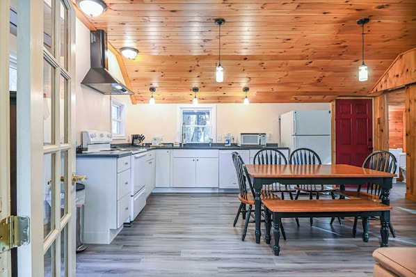 Cabin, Multiple Beds, Kitchen, Garden View (Cottage by the Pond) | Private kitchen | Fridge, microwave, oven, stovetop