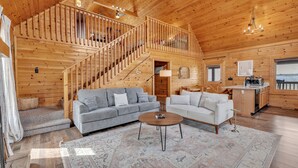 Hytte, flere senger, spabadekar, fjellutsikt (Moosehead Lodge) | Oppholdsområde | En 42-tommers Flatskjerm-TV med digitale kanaler samt peis