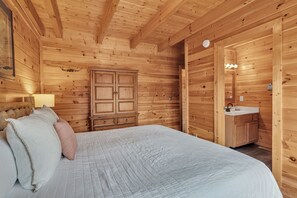 كابينة - عدة أسرّة - بمغطس ساخن - منظر للجبل (Moosehead Lodge) | 2 عدّة غرف نوم وبديكورات فريدة لكل غرفة وطراز فريد لكل وحدة