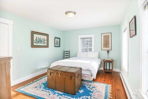 Hus - flera sängar - bubbelpool - utsikt mot trädgården (Maple Shadow Farm) | 4 sovrum, individuell inredning, unika möbler och skrivbord