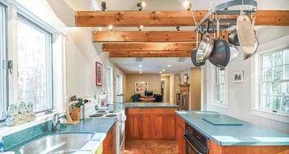 4 BDR w/ Private Hot Tub, Backyard and Deck!