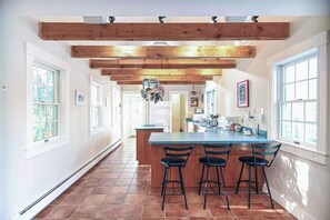 Casa, diversos llits, banyera d'hidromassatge, vistes al jardí (Maple Shadow Farm) | Cuina privada | Frigorífic, microones, forn i placa de cuina 