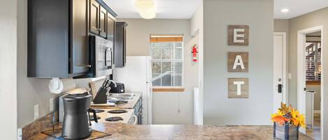 Apartamento, varias camas, balcón, vistas a la montaña (Silver Lake Hideaway) | Cocina privada | Cafetera o tetera