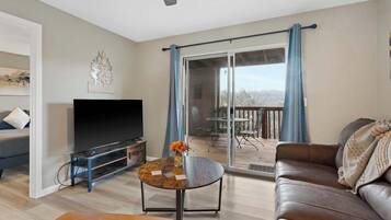 Apartment, Mehrere Betten, Balkon, Bergblick (Silver Lake Hideaway) | Wohnbereich | 42-Zoll-Flachbildfernseher mit Digitalempfang