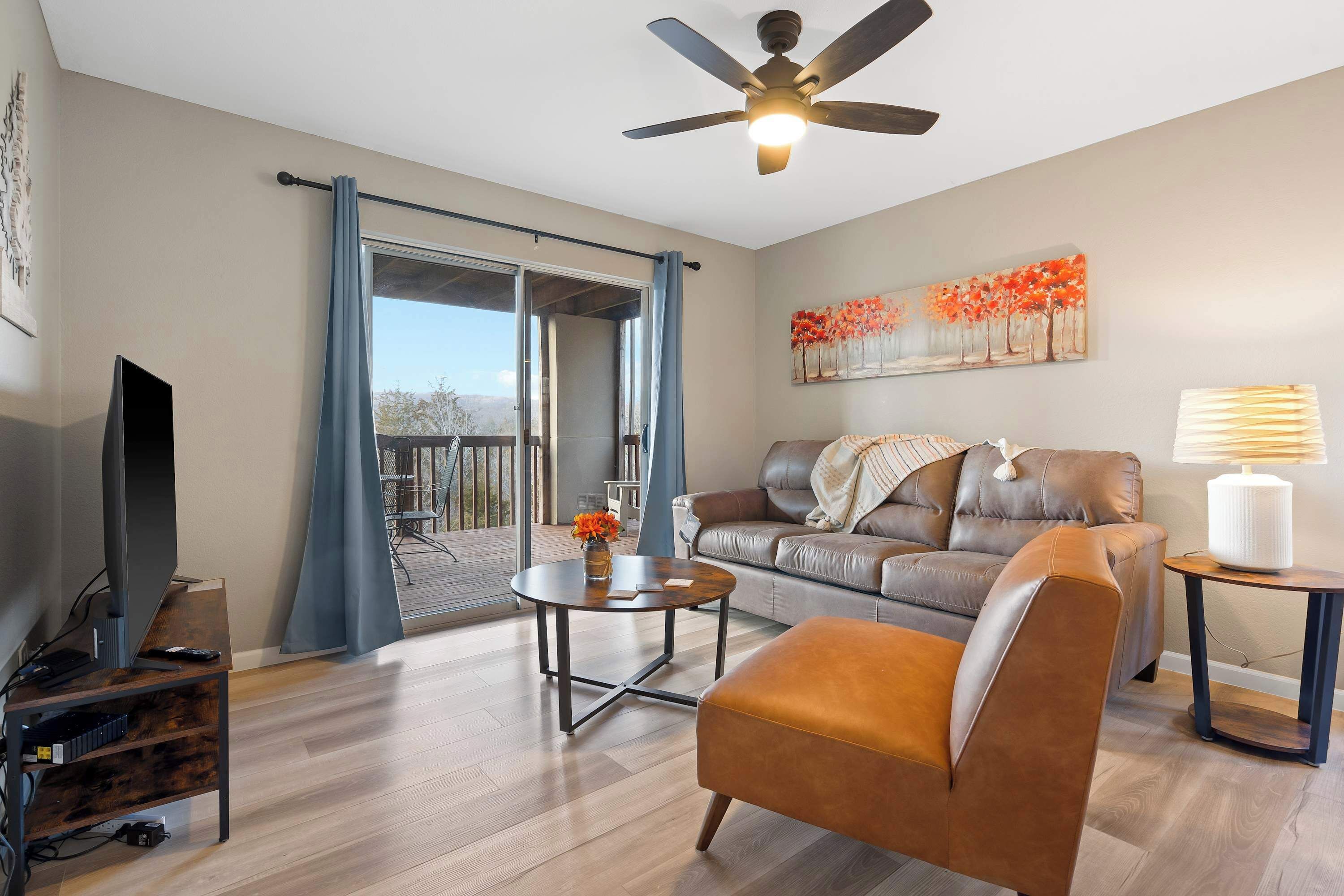 Condo, nhiều giường, ban công, quang cảnh núi (Silver Lake Hideaway) | Khu phòng khách | TV màn hình phẳng 42-inch có truyền hình kỹ thuật số 