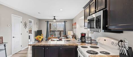 Bloc d'apartaments, diversos llits, balcó, vistes a la muntanya (Silver Lake Hideaway) | Cuina privada | Cafetera i tetera