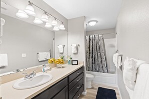 Condo, várias camas, sacada, vista para a montanha (Silver Lake Hideaway) | Banheiro | Secador de cabelo, toalhas de banho