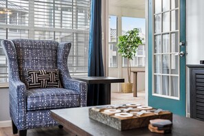 Appart'hôtel, plusieurs lits, cheminée, vue jardin (Brookside Haven) | Intérieur