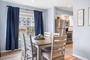 Apartamento, varias camas, chimenea, vistas al jardín (Brookside Haven) | Restauración