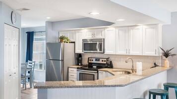 Condo, varias camas, chimenea, vista al jardín (Brookside Haven) | Cocina privada | Cafetera y tetera