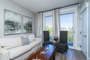 Estudio, 1 cama King size y sofá cama, balcón, vista al jardín (Lasata 09) | Área de sala de estar | Televisión de pantalla plana de 42 pulgadas con canales digitales