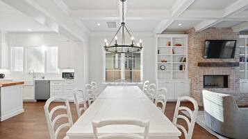 House, Multiple Beds, Patio, Garden View (Skyline Chic Farmhouse) | Dining