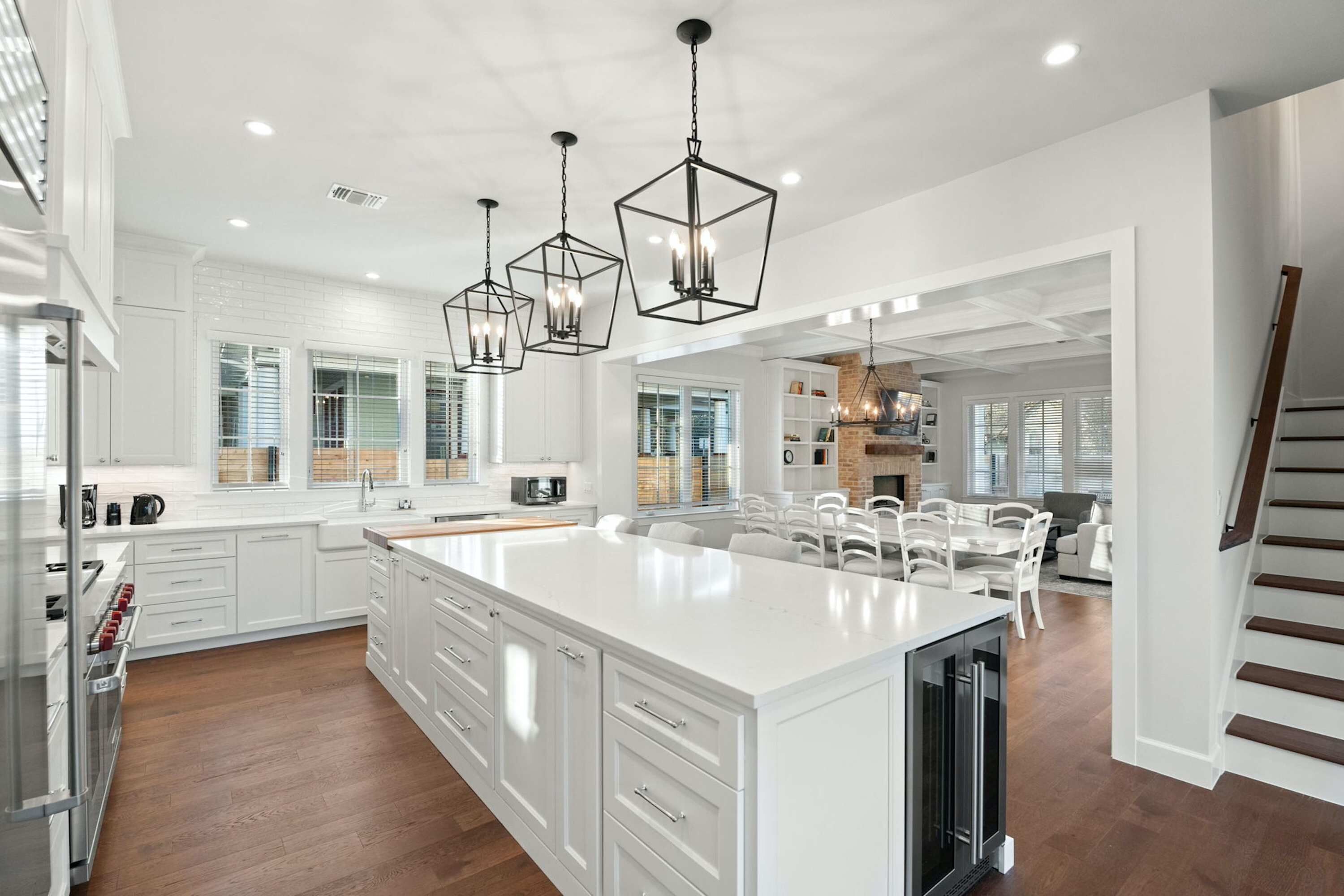 Maison, plusieurs lits, patio, vue jardin (Skyline Chic Farmhouse) | Cuisine privée | Réfrigérateur, micro-ondes, four, plaque de cuisson