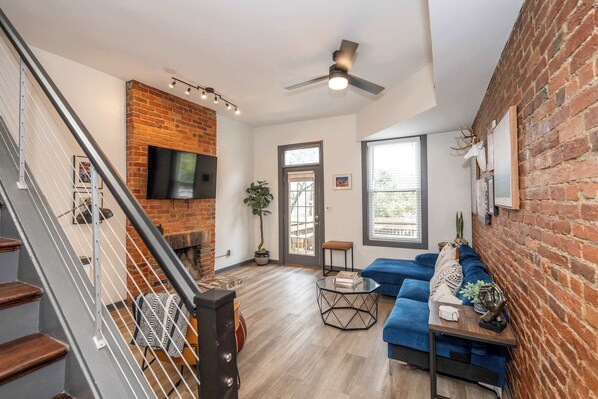 Ferienhaus, Mehrere Betten, Balkon, Stadtblick | Wohnbereich | Fernseher, Kamin