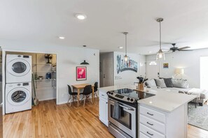 Casa, varias camas, balcón, vista al jardín | Interior